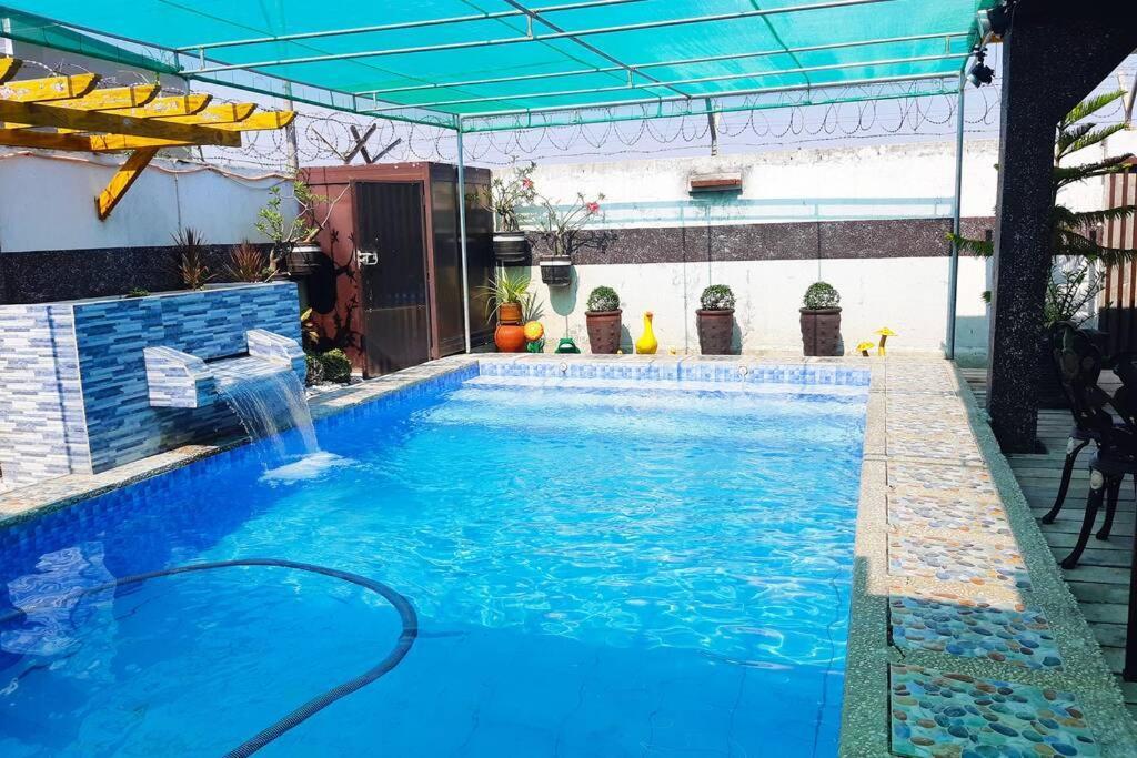 Private House W/ Swimming Pool Staycation Tarlac タルラック エクステリア 写真